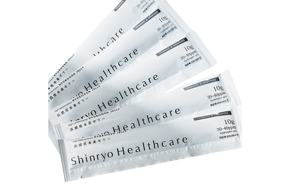高濃度水素ゼリーVitaminC&Dの白いスティックパウチを重ねて並べたところ。