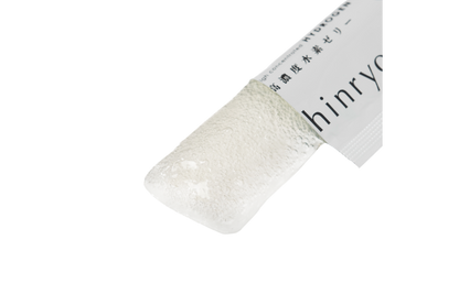 開封した高濃度水素ゼリーVitaminC&Dのスティックから、泡の入った透明なゼリーを絞り出したところ。