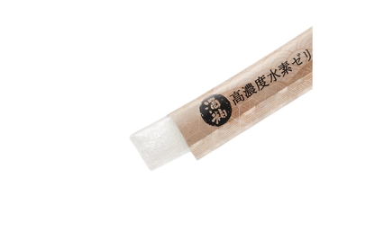 開封した高濃度水素ゼリー酒粕のスティックから、泡の入った白っぽいゼリーを絞り出したところ。
