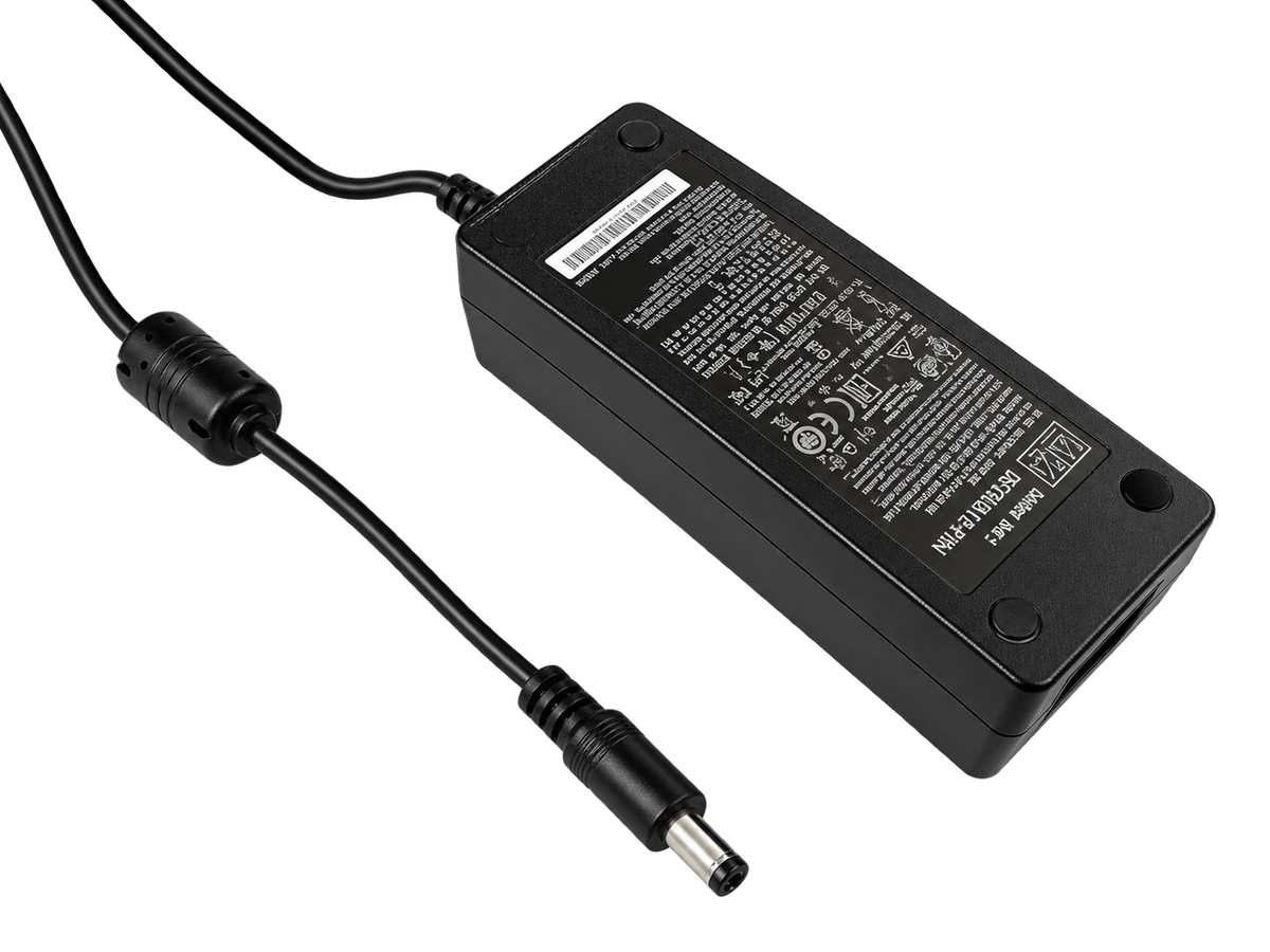 黒いACアダプター本体と、DCプラグ付きのケーブル。